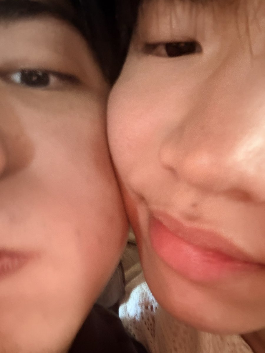 draftoast's tweet photo. isi galeri sea:
1. keen
2. muka dia
3. selfie dia sm keen 
4. muka anaknya
5. balik lg ke nomor 1 https://t.co/mujZvb2IY9