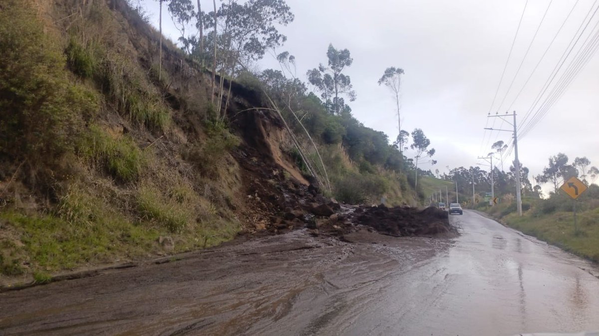 ECU911Ambato's tweet photo. 📍 #Tungurahua | Desde el @ECU911_ se coordinó la atención de un deslizamiento de tierra con @Riesgos_Ec y @TransitoAmbato, tras recibir una alerta a través de la #LíneaÚnicaParaEmergencias 9-1-1 este 6 de julio, a las 06:15, en el sector Echaleche, parroquia Juan Benigno Vela, cantón Ambato. 🚧

⚠️ Como información preliminar, un derrumbe obstruye un carril de la vía Ambato–Guaranda. Al momento, no se reportan personas heridas y las instituciones competentes realizan labores de evaluación y seguimiento de la emergencia.

✅ El ECU 911 recomienda a los conductores circular con precaución y atender las indicaciones de las autoridades.