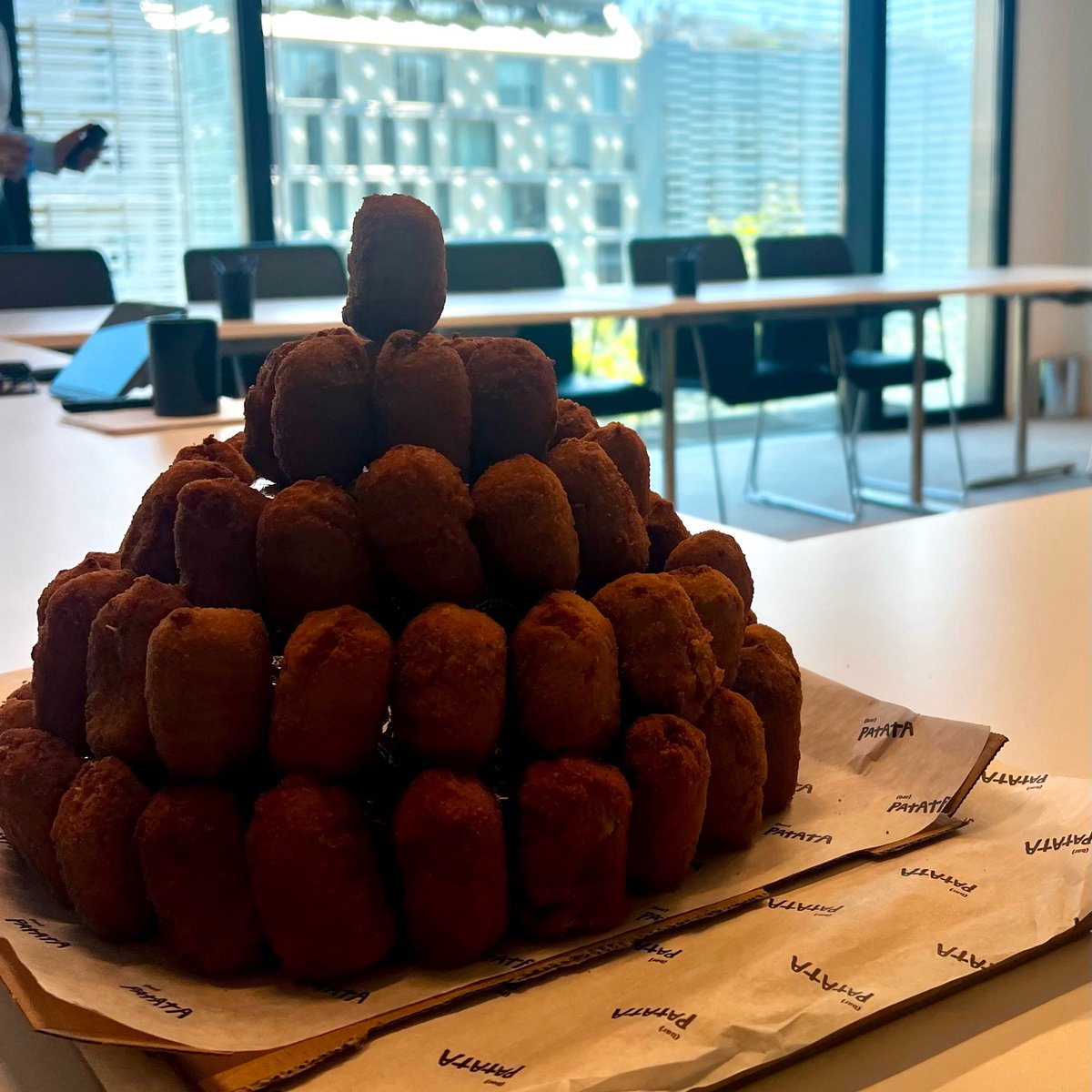 Helena_Monzon's tweet photo. Primer cumple en 4 años, que no paso entre audiencias de MX.

Trabajando -porque lunes…-, pero acompañada de grandes compañeros y disfrutando de mi pastel de croquetas (sueño desbloqueado gracias a “Bar Patata”, BCN). 

Not bad!!!

A seguir 🫡💜 https://t.co/v5yKdTDe6D