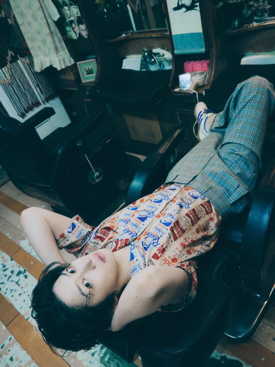 smallbig1109's tweet photo. 짧은 양말 신어서 발목 보이는거 감다살 https://t.co/BmsFon63Jv