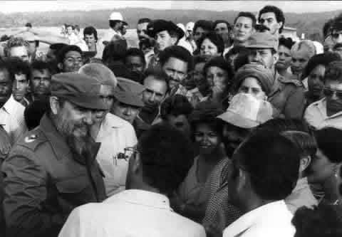 GrandaMorejon's tweet photo. #Fidel en #PinardelRío, 6 y 7 de julio de 1987. 
Visitó Componentes Electrónicos, el Hospital Abel Santamaría, áreas de la ciudad, Maternidad, Piezas de Repuesto, la construcción de la presa Guamá. En #Viñales inauguró la micropresa Corral Falso el 7/7.

#Cuba, #100AñosConFidel https://t.co/fTJhXJXwvS