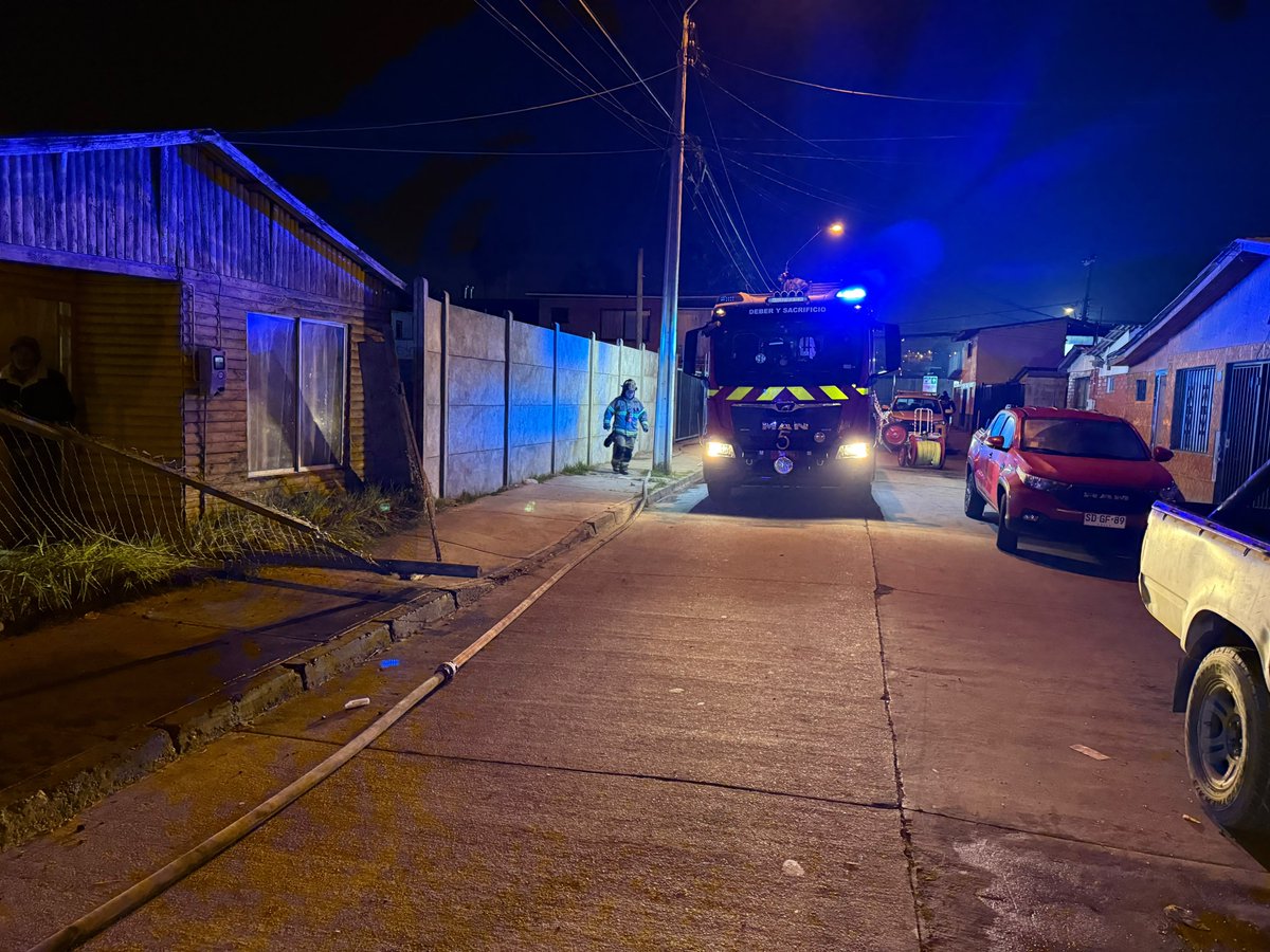 Quinta_Coquimbo's tweet photo. Esta madrugada trabajamos junto a @SextaCoquimbo en llamado estructural. Baquedano y libertad Sector baqueano. Se trato de fuego en casa habitación. Material mayor concurrente B5 BM6 #Coquimbo via @Quinta_Coquimbo https://t.co/3i2fACczFP
