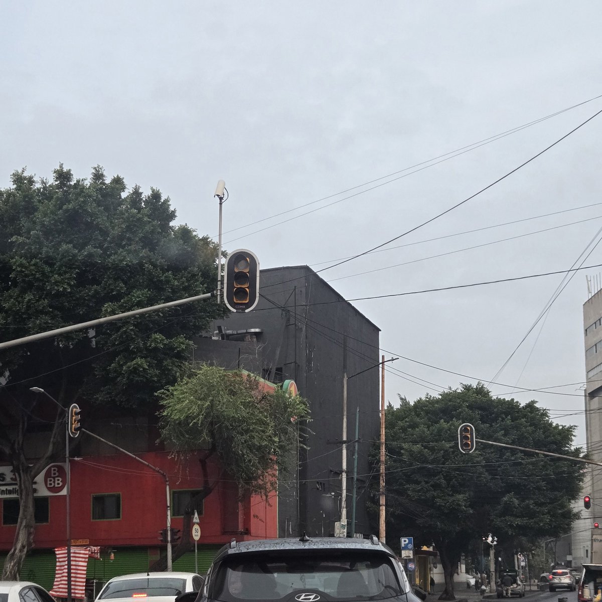 Annik25's tweet photo. @UCS_GCDMX @OVIALCDMX @C5_CDMX NO funcionan los semáforos que se ubican en el cruce de Insurgentes Sur y Puebla Col. Roma Norte(Alcaldía Cuauhtémoc). Mientras que los de Insurgentes y Reforma están en preventiva y están provocanfo un caos. https://t.co/G4EuwdeXWJ