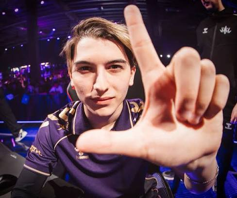 statsmeisterVLR's tweet photo. 🇹🇷 Lar0k in EWC 2026 Group Stage:

- #1 Rating (1.45)
- #1 ACS (313.3)
- #1 KD (1.63)
- #1 ADR (194.1)
- #1 KPR (1.09)

This guy might be him (he is only 18y/o btw) https://t.co/24w7YLihZ5