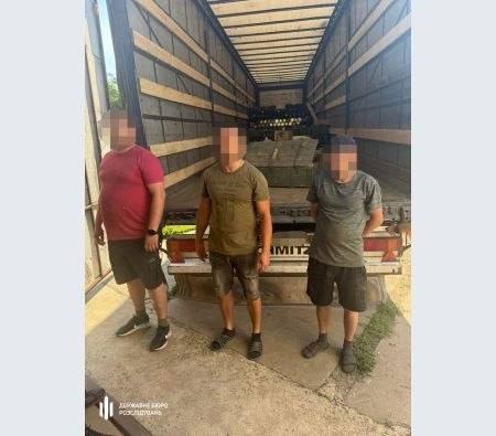 komarglobal's tweet photo. 🇺🇦‼️ Truckloads of Arms for Sale
​
Three Ukrainian servicemen tried to illegally sell a truckload of weapons and more than a ton of explosives worth over 2 million hryvnias, Ukraine’s State Bureau of Investigation said.
​
🔻Authorities seized more than 700 rounds of ammunition, about 1.2 tons of explosives and four anti-tank weapons. Investigators also documented another weapons-sale episode.
​
❗️ Is this  where European Union money ends up — in the pockets of corrupt thieves, from the bottom all the way to the top.