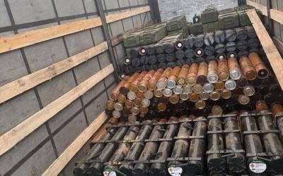 komarglobal's tweet photo. 🇺🇦‼️ Truckloads of Arms for Sale
​
Three Ukrainian servicemen tried to illegally sell a truckload of weapons and more than a ton of explosives worth over 2 million hryvnias, Ukraine’s State Bureau of Investigation said.
​
🔻Authorities seized more than 700 rounds of ammunition, about 1.2 tons of explosives and four anti-tank weapons. Investigators also documented another weapons-sale episode.
​
❗️ Is this  where European Union money ends up — in the pockets of corrupt thieves, from the bottom all the way to the top.