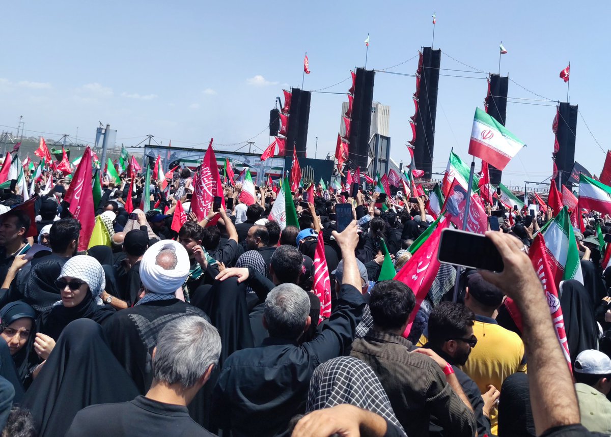 HManouchehry's tweet photo. کوه صلابت گویی در تابوت هم برای دشمنان رجز می‌خواند...
چرا نخوانَد؟ لشکریانش میلیون میلیون در میدان اند!
با پرچم های سرخ انتقام، که دامن ترامپ نجس و نتانیاهوی ملعون را رها نخواهند کرد!

#یا_لثارات_الخامنه_ای https://t.co/Eh8RBOI1nS