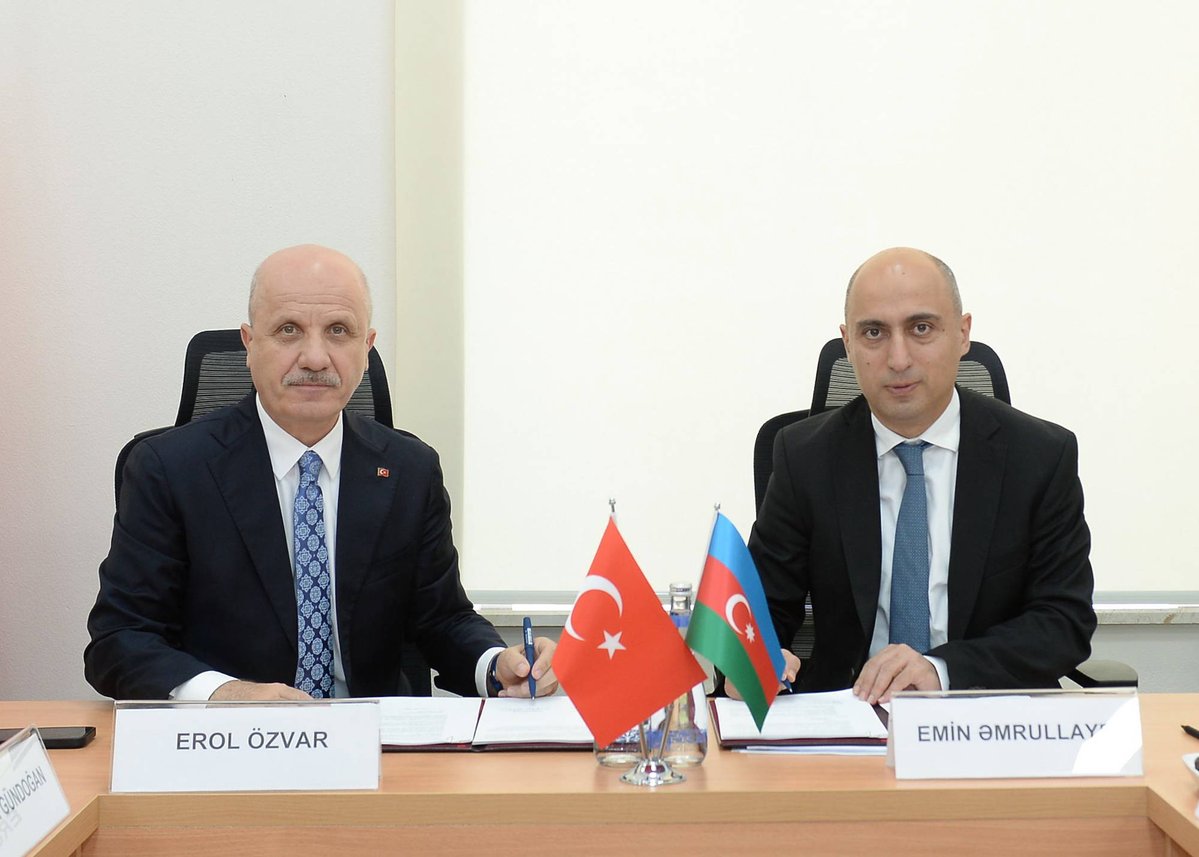 erolozvar's tweet photo. 📍 Bakü | Azerbaycan

Türkiye-Azerbaycan Üniversitesi 7. Mütevelli Heyeti Toplantısı’nı, Azerbaycan Bilim ve Eğitim Bakanı Değerli Dostum @EminAmrullayev ve heyetlerimizin katılımıyla gerçekleştirdik.

Cumhurbaşkanımız Sayın @RTErdogan ile Azerbaycan Cumhurbaşkanı Sayın İlham Aliyev’in ortak iradesiyle hayata geçirilen Türkiye-Azerbaycan Üniversitesi, iki kardeş ülkenin yükseköğretim alanındaki vizyonunu ve birikimini somutlaştıran stratejik bir model olarak her geçen gün güçlenmektedir.

Bugünkü toplantımızda, Üniversitemizin 2026-2030 gelişim planını, yeni kampüs sürecini, açılması planlanan yeni programları, @METU_ODTU, @itu1773 ve @Hacettepe1967 üniversitelerimiz tarafından yürütülecek lisansüstü eğitim programlarını ve ortak araştırma altyapısının geliştirilmesine yönelik adımları ele aldık.

🇹🇷🇦🇿  Türkiye-Azerbaycan Üniversitesini, Türk dünyasının yanı sıra bölgesel ve küresel ölçekte bilim ve araştırmaya katkı sunan güçlü bir yükseköğretim kurumu hâline getirmeye kararlıyız.