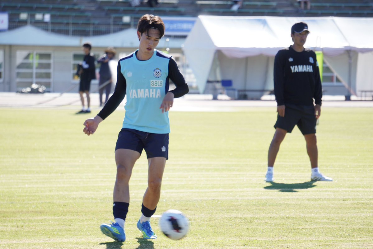 fbvps0930's tweet photo. 【4日目】
本日のトレーニングは午後のみ。和気藹々と楽しむところと集中してしっかり強度を上げてやるところのメリハリのある内容でした！
また、本日より法政大の #小池直矢 選手がトレーニングに合流しました！
#山﨑浩介 選手いわく、「こんなキツいキャンプは初めてかもしれない」とのこと。選手たちは連日、楽しく、ハードに身体を追い込んでいます！
#ジュビロ磐田
#沖縄キャンプ