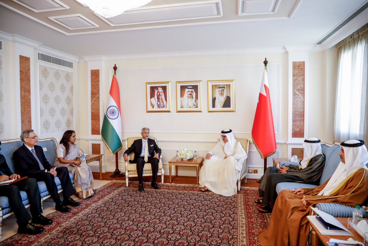 DrSJaishankar's tweet photo. Delighted to meet FM Dr. Abdullatif bin Rashid Al Zayani of Bahrain in Manama today. 

Expressed deep appreciation for ensuring the well-being of the Indian community.

Discussed deepening our bilateral cooperation. Exchanged views on ongoing developments in the region. 

@bahdiplomatic 

🇮🇳 🇧🇭