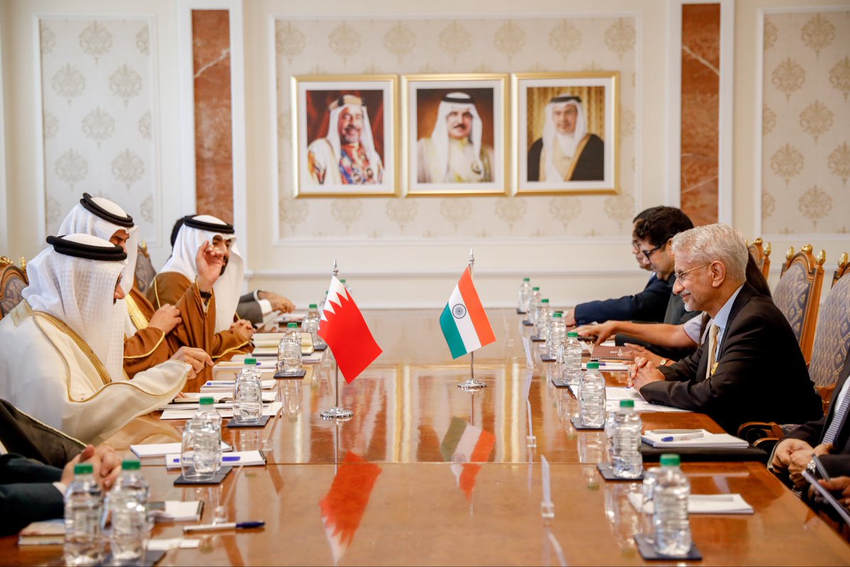 DrSJaishankar's tweet photo. Delighted to meet FM Dr. Abdullatif bin Rashid Al Zayani of Bahrain in Manama today. 

Expressed deep appreciation for ensuring the well-being of the Indian community.

Discussed deepening our bilateral cooperation. Exchanged views on ongoing developments in the region. 

@bahdiplomatic 

🇮🇳 🇧🇭