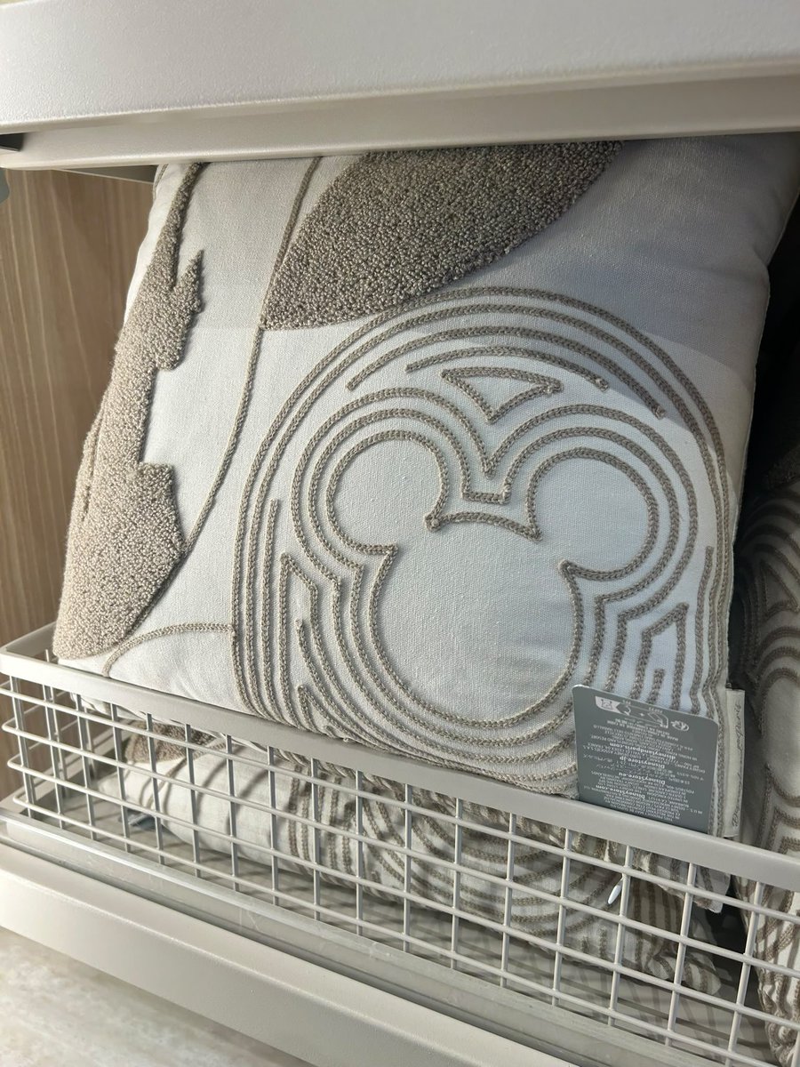 Cave0fWonders's tweet photo. ✨🛍️ Deco by Disney 

• Housse de couette et 2 taies d’oreiller - 60€ 
• Coussin : MK Haven - 25€ ✨

#disneylandparis https://t.co/2txQ8HPi4F