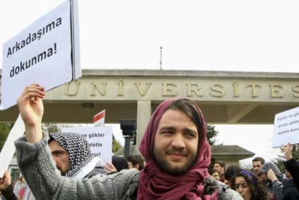 buseclkrs's tweet photo. @alihaydarpece @nazli_isildak Evet aynen öyle, olmuş. Herkesin kuyruğunu kıstırdığı kenan evren döneminde dahi başörtüsü yasağını en sert protesto eden okullar boğaziçi ve odtüydü. Bir kişinin beyanıyla kanaate varılmaz. Oylama yerine tek adam paraşütü usuluyle akademik kabul liyakatsizliği aralar! https://t.co/1GNYp7JkgO