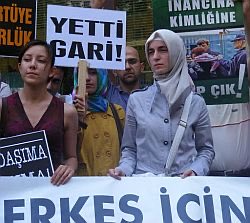 buseclkrs's tweet photo. @alihaydarpece @nazli_isildak Evet aynen öyle, olmuş. Herkesin kuyruğunu kıstırdığı kenan evren döneminde dahi başörtüsü yasağını en sert protesto eden okullar boğaziçi ve odtüydü. Bir kişinin beyanıyla kanaate varılmaz. Oylama yerine tek adam paraşütü usuluyle akademik kabul liyakatsizliği aralar! https://t.co/1GNYp7JkgO