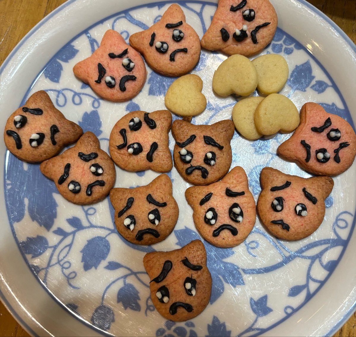 ayoyu2000's tweet photo. 見て
パチぴえん猫大量生産 https://t.co/XuUSkXQCzA