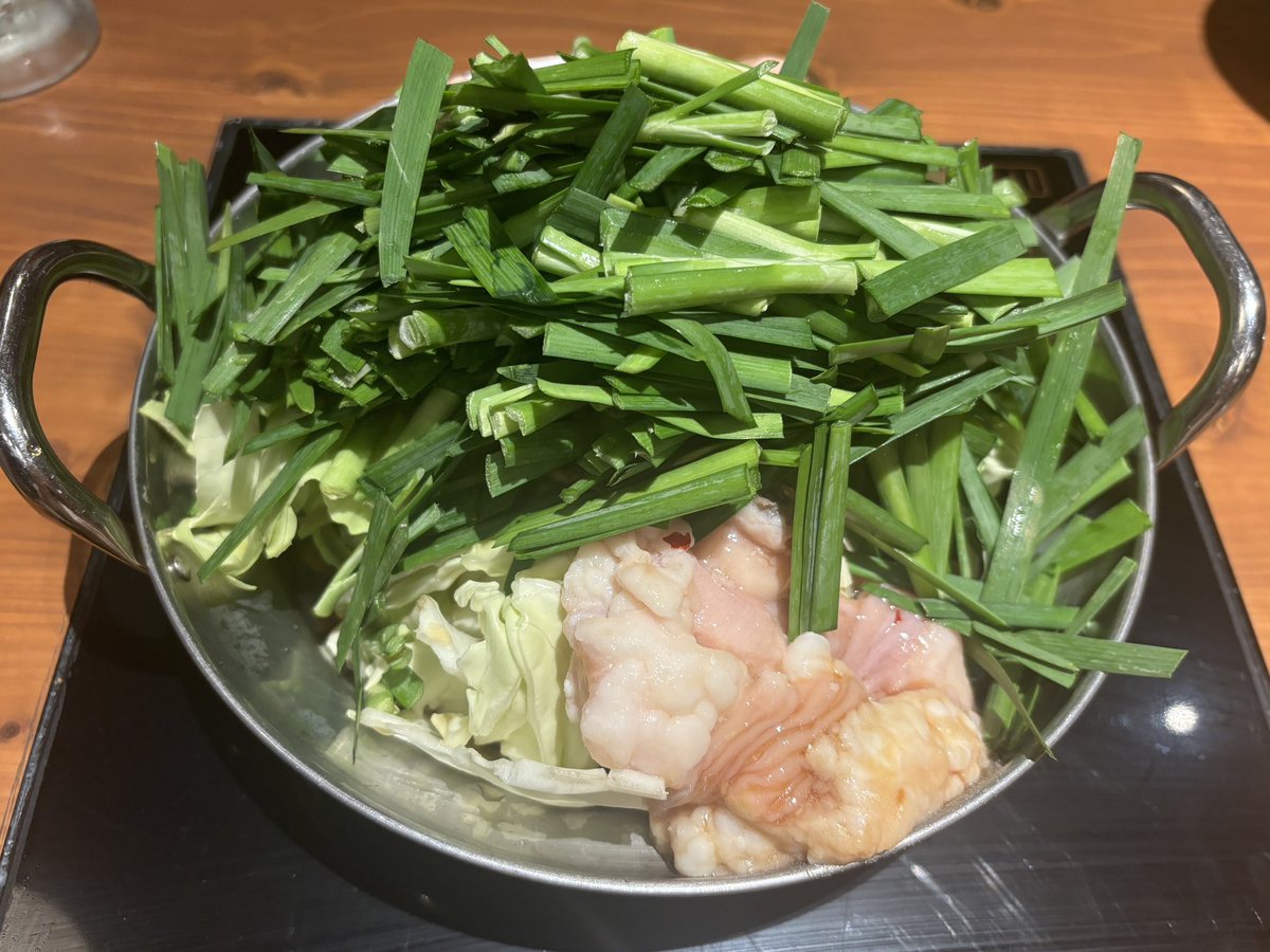 krbc_317's tweet photo. 📍のもつ鍋行ってきた🍲🤍ぷりっぷりモツもたっぷりで美味しかった😋！
店員さんが“撮影の部屋で写真撮りますか？”って順番に案内して回ってきたから便乗してきたｗ https://t.co/mYKaFUgs7b