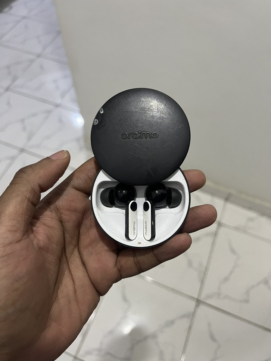 mr_orero's tweet photo. selling my old oraimo for 45k on @yadsale, price is negotiable. link to buy below https://t.co/rGXQu9tfiF