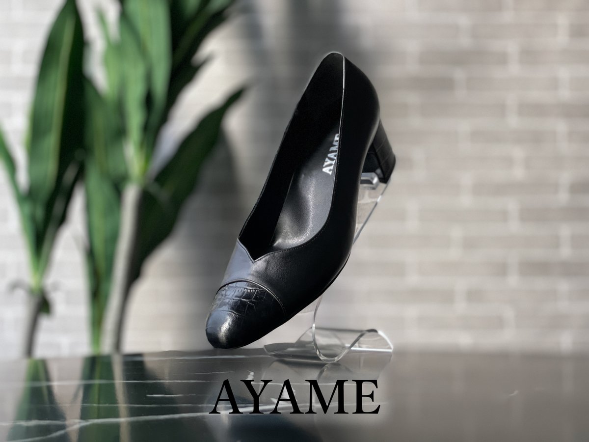 AYAMEheel's tweet photo. あなたなら、この美しいフォルムにどんな素材と色を掛け合わせて、ご自身のスタイルを表現しますか？
お客様のオーダーから生まれた、特別な一足をご紹介します。

ベースには滑らかな艶を湛える黒のスムースレザーを採用し、つま先と安定感のあるチャンキーヒールには、クロコダイル調の型押しレザーを配しました。オールブラックというミニマルな選択でありながら、巧みな異素材のコントラストが端正なフォルムに深い奥行きと構築的な美しさをもたらしています。

そして、歩くたびに視線を惹きつける情熱的なレッドソール。凛とした佇まいのなかに秘められたこの艶やかなディテールが、足を通す瞬間の高揚感と、一歩を踏み出す揺るぎない自信を与えてくれます✨

既製品ではご自身の足に合うサイズが見つからずお悩みの方でも、一から木型をお作りするオーダーメイドであれば、デザインも履き心地も一切妥協することなく、ご自身だけの理想の靴を叶えることができます。

AYAMEでは、3Dスキャンによる精密な足の計測を行い、そのデータに基づいてお客様一人ひとりのための個人専用木型を製作します。さらに、メンテナンス付きのサブスクリプションという形で、あなただけの特別な一足を永くご愛用いただけるサービスを提供しています。