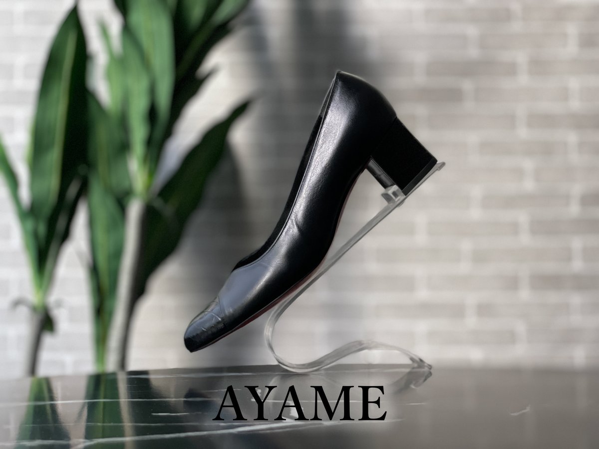 AYAMEheel's tweet photo. あなたなら、この美しいフォルムにどんな素材と色を掛け合わせて、ご自身のスタイルを表現しますか？
お客様のオーダーから生まれた、特別な一足をご紹介します。

ベースには滑らかな艶を湛える黒のスムースレザーを採用し、つま先と安定感のあるチャンキーヒールには、クロコダイル調の型押しレザーを配しました。オールブラックというミニマルな選択でありながら、巧みな異素材のコントラストが端正なフォルムに深い奥行きと構築的な美しさをもたらしています。

そして、歩くたびに視線を惹きつける情熱的なレッドソール。凛とした佇まいのなかに秘められたこの艶やかなディテールが、足を通す瞬間の高揚感と、一歩を踏み出す揺るぎない自信を与えてくれます✨

既製品ではご自身の足に合うサイズが見つからずお悩みの方でも、一から木型をお作りするオーダーメイドであれば、デザインも履き心地も一切妥協することなく、ご自身だけの理想の靴を叶えることができます。

AYAMEでは、3Dスキャンによる精密な足の計測を行い、そのデータに基づいてお客様一人ひとりのための個人専用木型を製作します。さらに、メンテナンス付きのサブスクリプションという形で、あなただけの特別な一足を永くご愛用いただけるサービスを提供しています。