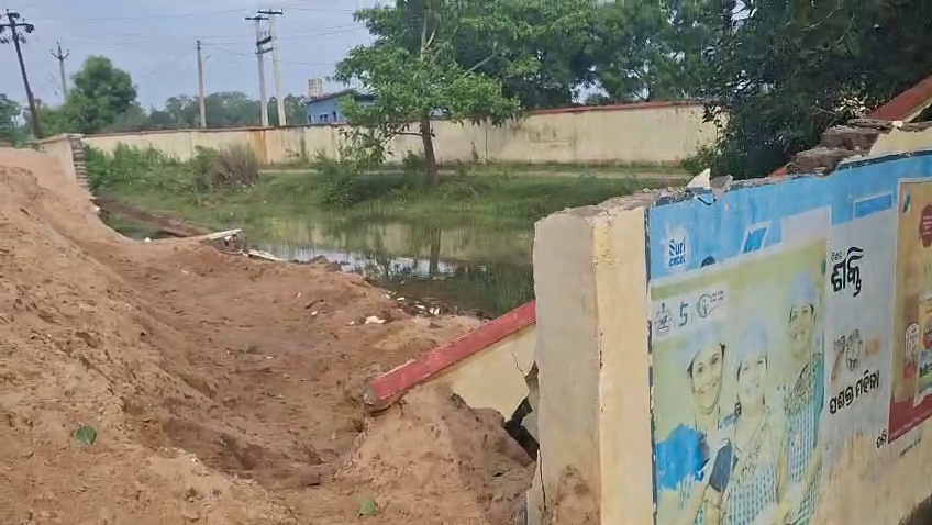 otvkhabar's tweet photo. #ଭୁଶୁଡ଼ିଲା_ଜଳସେଚନ_ଅଫିସ୍_ପାଚେରୀ
-ପିପିଲି: ଡେଲାଙ୍ଗରେ ଭୁଶୁଡ଼ିଲା ଜଳସେଚନ ଉପଖଣ୍ଡ ପାଚେରୀ
-ଅଳ୍ପକେ ବର୍ତ୍ତିଲେ ଲୋକେ, ପାଚେରୀର ଅନେକ ସ୍ଥାନରେ ଫାଟ
-ପାଚେରୀକୁ ଲଗାଇ ବାଲି ଓ ଚିପ୍ସ ଗଦା ହୋଇଥିବାରୁ ଭୁଶୁଡ଼ିଲା
#WallCollapse #Delang #Pipili #IrrigationDepartment #OdishaNews #SafetyConcern #Odisha #OTV https://t.co/RWgARKh6R5
