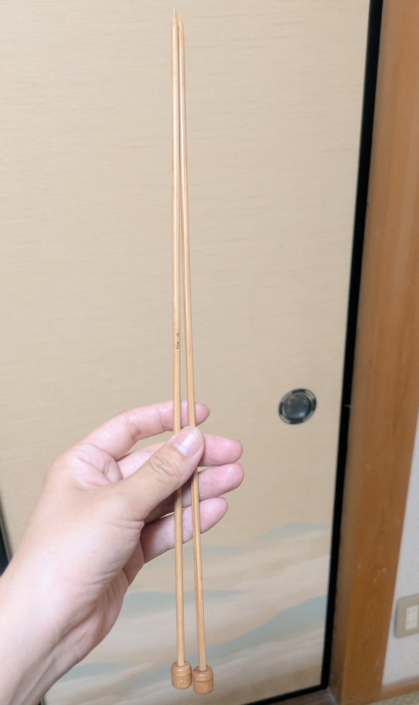 hrkworg's tweet photo. 「ほら今編み物流行ってるんでしょ」と祖母宅の編み棒貰ったんだけど、これ「難しくてあんたには無理だからやめときなさい」と止められたタイプの編み棒な気がするんだよな…… https://t.co/xgZh56n2tm