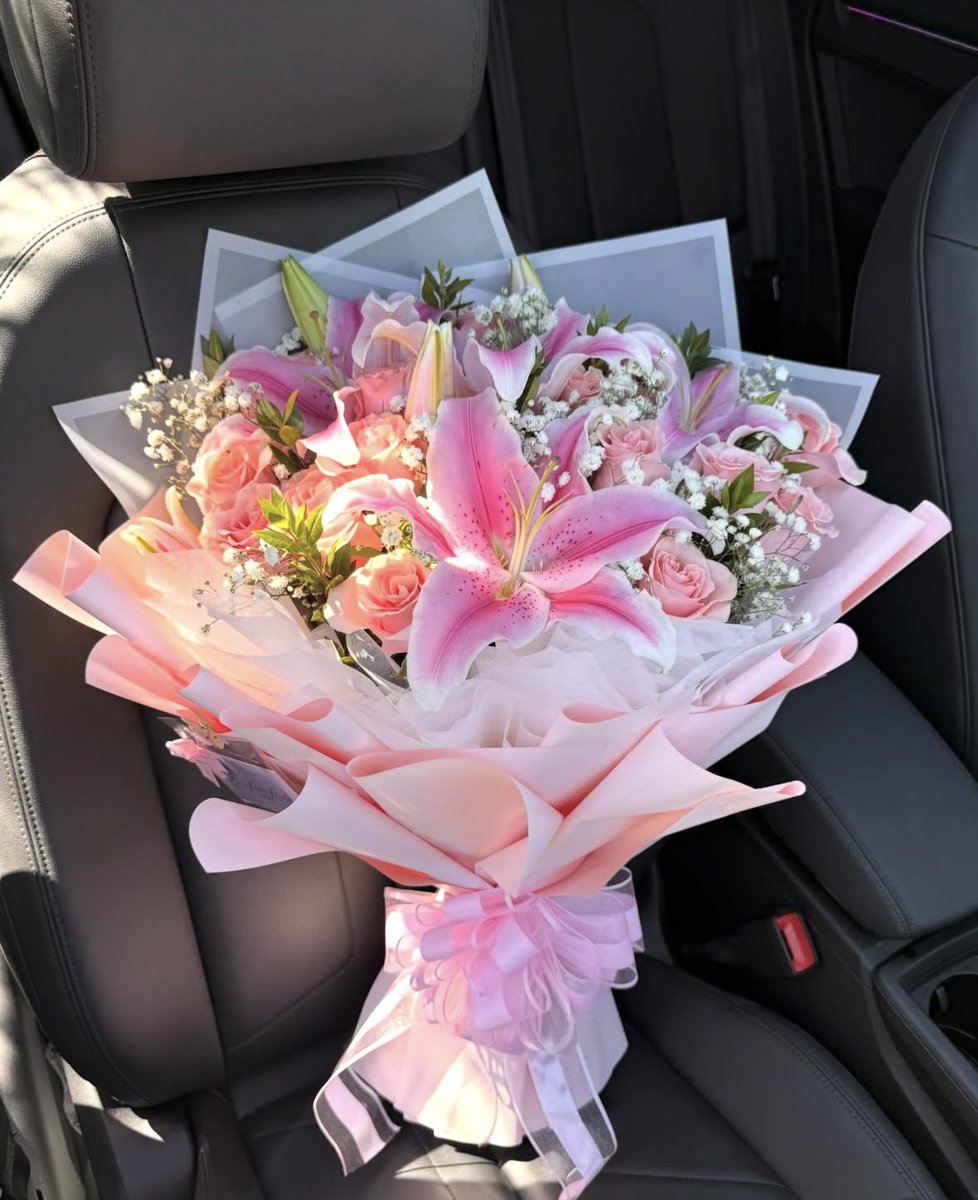 nylavicente's tweet photo. Flowers of the day💐 https://t.co/WFowufMxLS