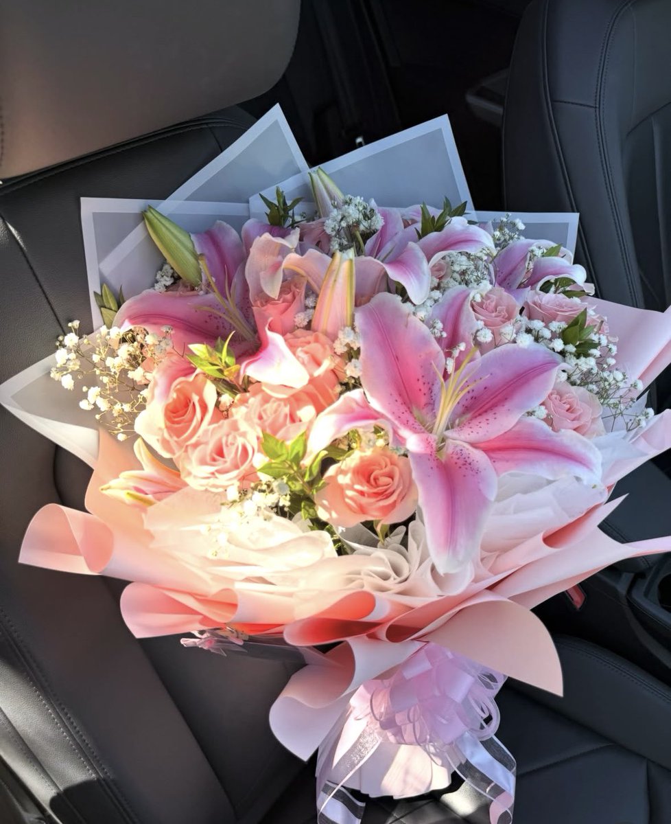 nylavicente's tweet photo. Flowers of the day💐 https://t.co/WFowufMxLS