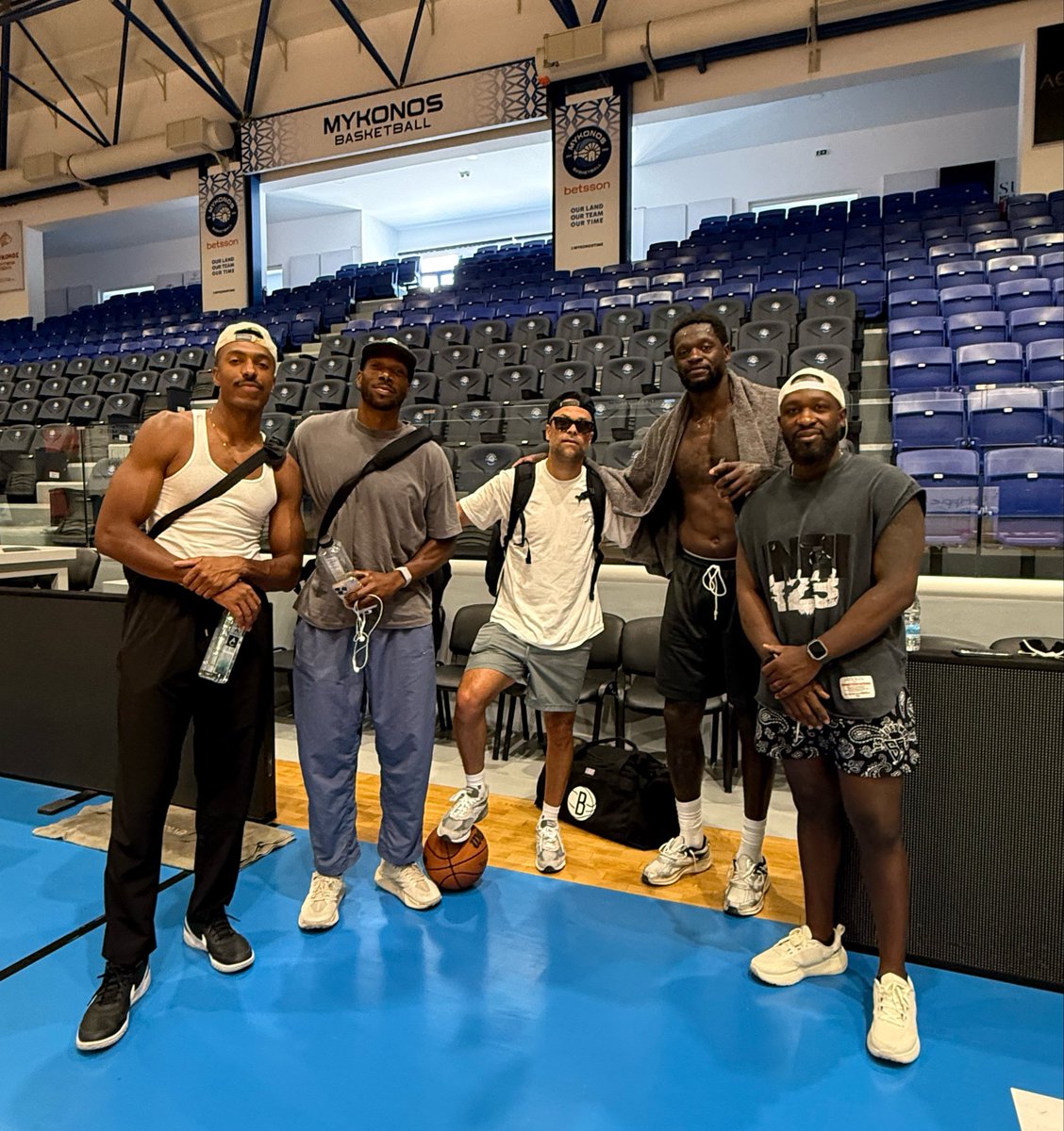 mykonos_bc's tweet photo. We are very happy to meet you up close 
and to have you practicing in Mykonos 💙🏀
Mr @J30_RANDLE  
and coach @TylerRelph10 

Wish u the best.
#mykonosbetssonbc #nba #mykonos https://t.co/GTs0188hV7