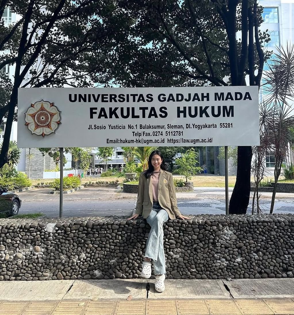 insidefolkative's tweet photo. Profil Edelyne Mia Martanegara (Mia), mahasiswi Fakultas Hukum UGM, yang kini jadi salah satu peserta di Clash of Champions Season 3: 

- Mahasiswi Fakultas Hukum Universitas Gadjah Mada (UGM) angkatan 2023.

- Juara 1 Puteri Remaja Indonesia 2022.

- Terpilih sebagai Adjudicator Harvard World Model United Nations (World MUN) 2024 di Taiwan dengan fokus pembahasan Water Quality.

- Menjadi peserta Clash of Champions Season 3 setelah lolos melalui jalur pendaftaran mandiri.

- Memiliki latar belakang prestasi di bidang beauty pageant dan modeling, sekaligus aktif di dunia akademik.

- Mengusung advokasi isu pendidikan dalam ajang Puteri Remaja Indonesia.

- Sempat merasa kurang percaya diri sebelum mengikuti beauty pageant, namun berhasil meraih gelar nasional sebagai Puteri Remaja Indonesia 2022.

- Mengikuti Clash of Champions sejak musim pertama sebagai penonton sebelum akhirnya menjadi peserta di Season 3.

- Mendaftar CoC untuk memperluas wawasan dan belajar metode berpikir para peserta olimpiade.

- Memiliki hobi hiking.