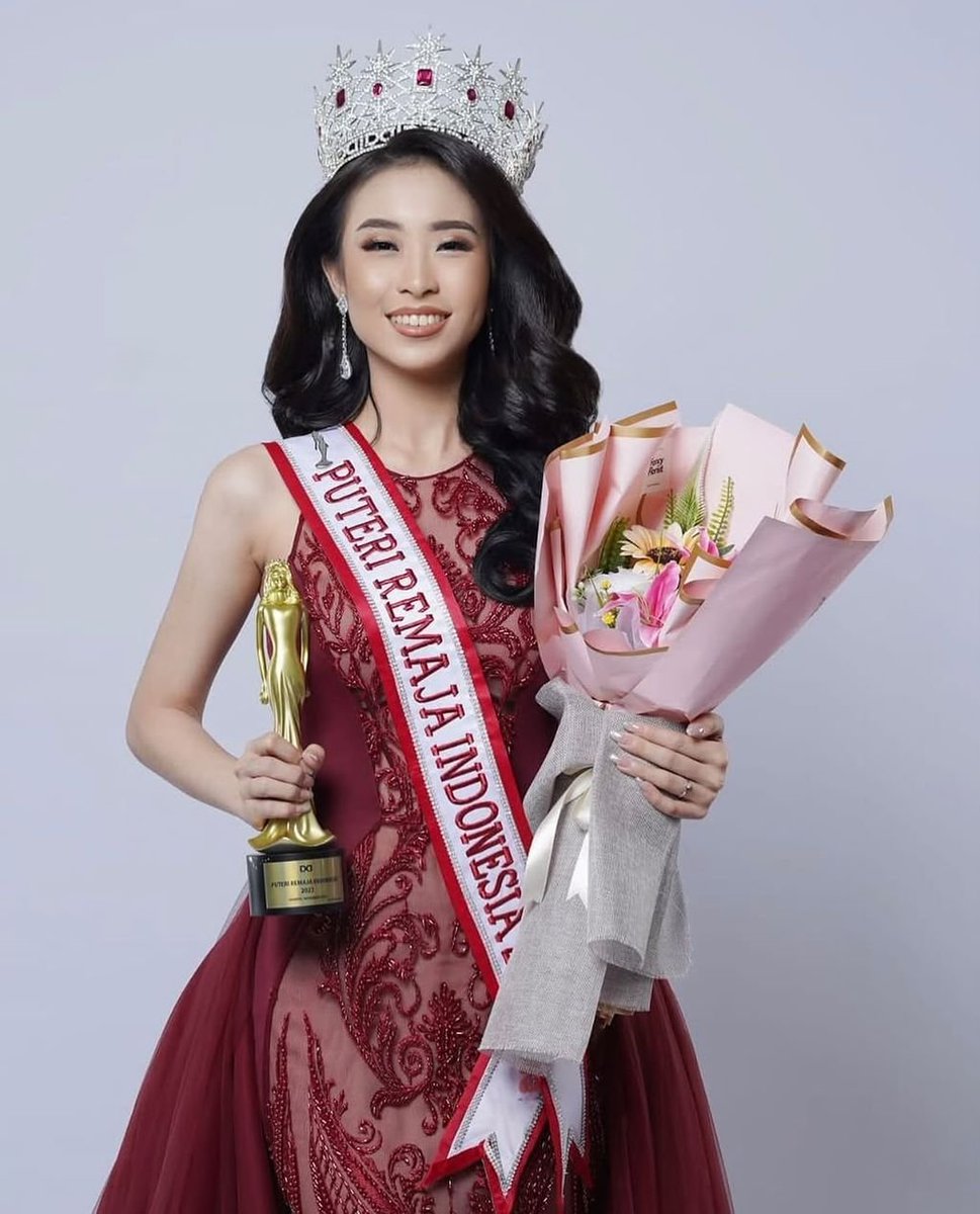 insidefolkative's tweet photo. Profil Edelyne Mia Martanegara (Mia), mahasiswi Fakultas Hukum UGM, yang kini jadi salah satu peserta di Clash of Champions Season 3: 

- Mahasiswi Fakultas Hukum Universitas Gadjah Mada (UGM) angkatan 2023.

- Juara 1 Puteri Remaja Indonesia 2022.

- Terpilih sebagai Adjudicator Harvard World Model United Nations (World MUN) 2024 di Taiwan dengan fokus pembahasan Water Quality.

- Menjadi peserta Clash of Champions Season 3 setelah lolos melalui jalur pendaftaran mandiri.

- Memiliki latar belakang prestasi di bidang beauty pageant dan modeling, sekaligus aktif di dunia akademik.

- Mengusung advokasi isu pendidikan dalam ajang Puteri Remaja Indonesia.

- Sempat merasa kurang percaya diri sebelum mengikuti beauty pageant, namun berhasil meraih gelar nasional sebagai Puteri Remaja Indonesia 2022.

- Mengikuti Clash of Champions sejak musim pertama sebagai penonton sebelum akhirnya menjadi peserta di Season 3.

- Mendaftar CoC untuk memperluas wawasan dan belajar metode berpikir para peserta olimpiade.

- Memiliki hobi hiking.