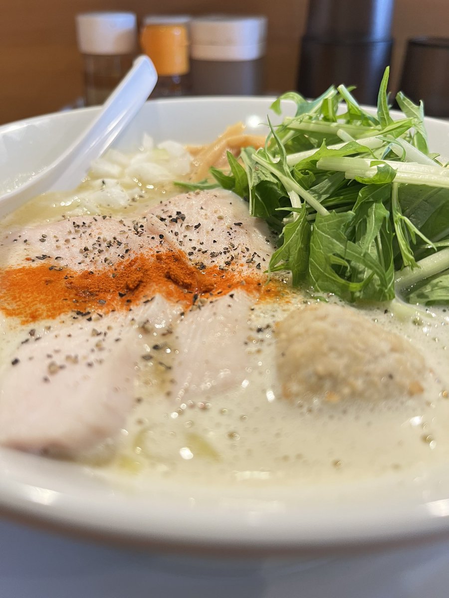 giyasu10's tweet photo. 麺屋大むら＠春日部
鶏白湯（塩）、煮豚ご飯。
久しぶりの鶏白湯美味かった〜。
煮豚ご飯は今日のご飯シリーズで1番好きかも。ご馳走様でした。 https://t.co/8lNDoLyouH