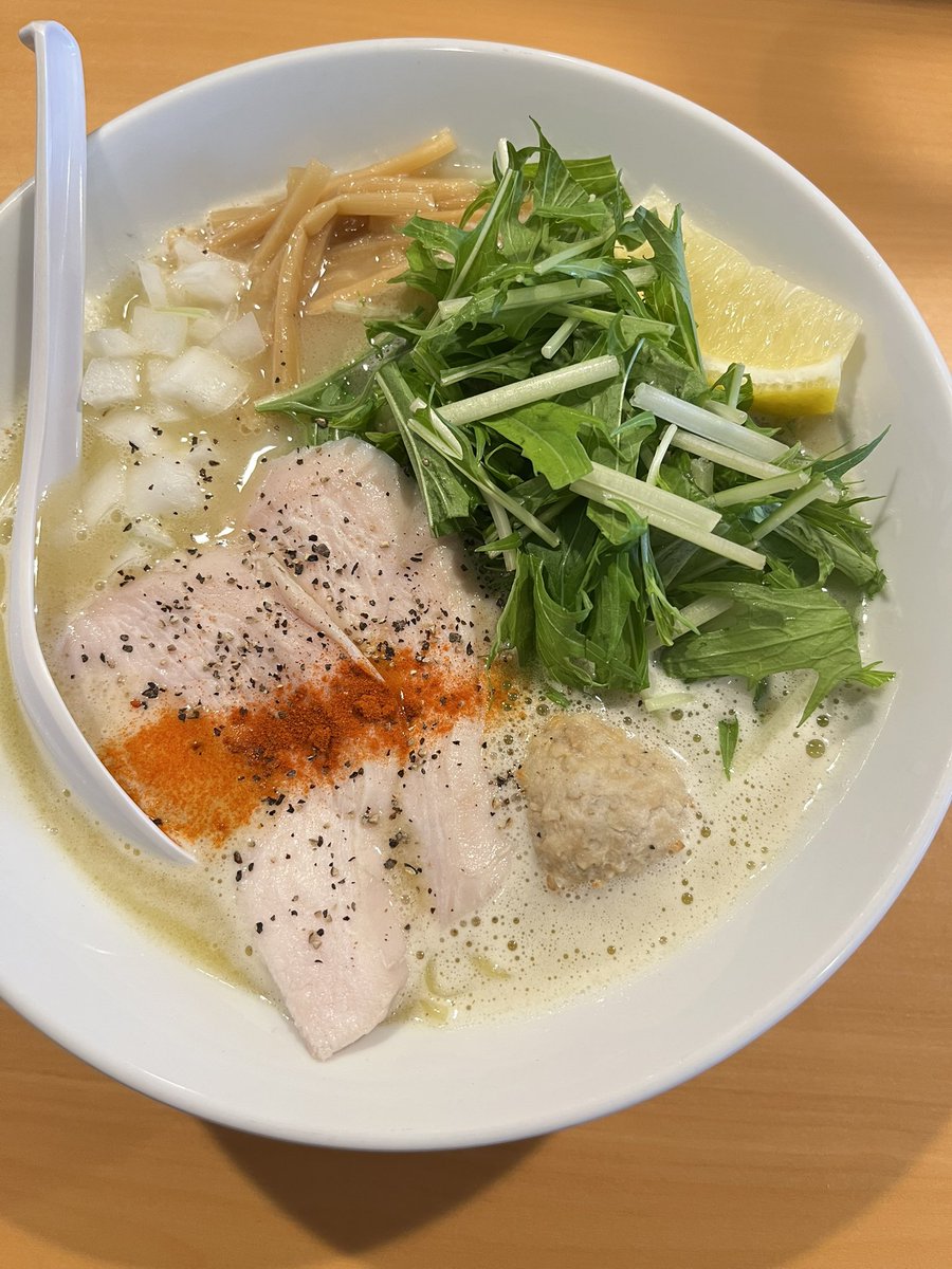 giyasu10's tweet photo. 麺屋大むら＠春日部
鶏白湯（塩）、煮豚ご飯。
久しぶりの鶏白湯美味かった〜。
煮豚ご飯は今日のご飯シリーズで1番好きかも。ご馳走様でした。 https://t.co/8lNDoLyouH