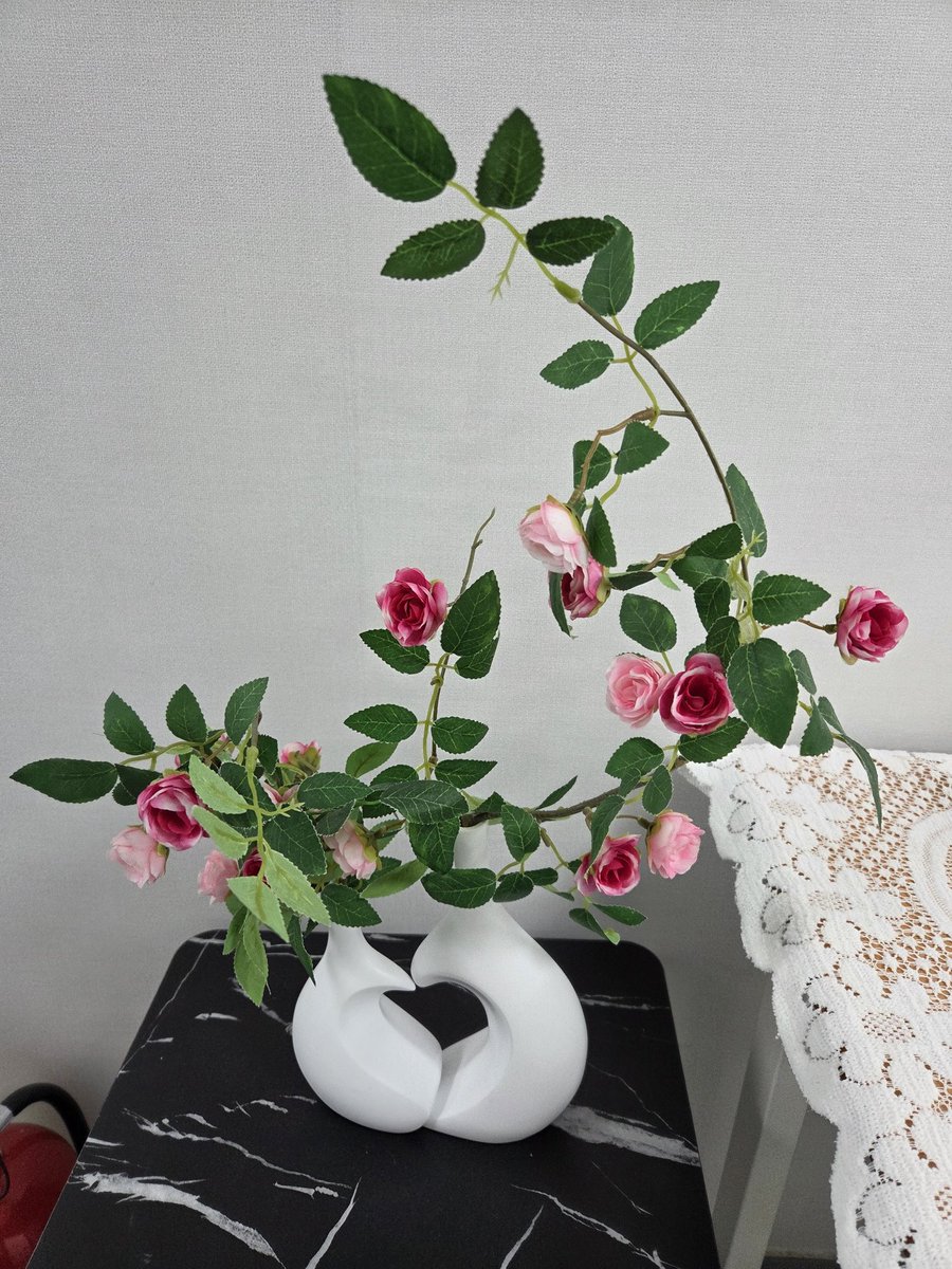 labendeo8's tweet photo. 🌸💙 작은 꽃장식 하나가 공간의 분위기를 이렇게 따뜻하고 아름답게 바꿔주네요.
은은한 파스텔톤 꽃과 푸른 잎이 조화롭게 어우러져 보는 것만으로도 마음이 편안해집니다. 😊
💐🤍
#꽃장식 #플라워데코 #공간의변화 #힐링 #감성인테리어 #소소한행복 #일상의아름다움 https://t.co/wWjMQjK4tZ