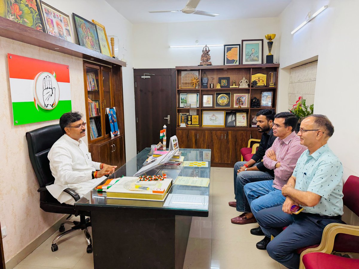 BishnaramSiyag's tweet photo. आज जयपुर में राजस्थान विधानसभा के नेता प्रतिपक्ष आदरणीय श्री टीकाराम जी जूली से शिष्टाचार भेंट कर संगठन सहित विभिन्न मुद्दों पर सार्थक चर्चा की।
@TikaRamJullyINC https://t.co/Ju6er7WgYp