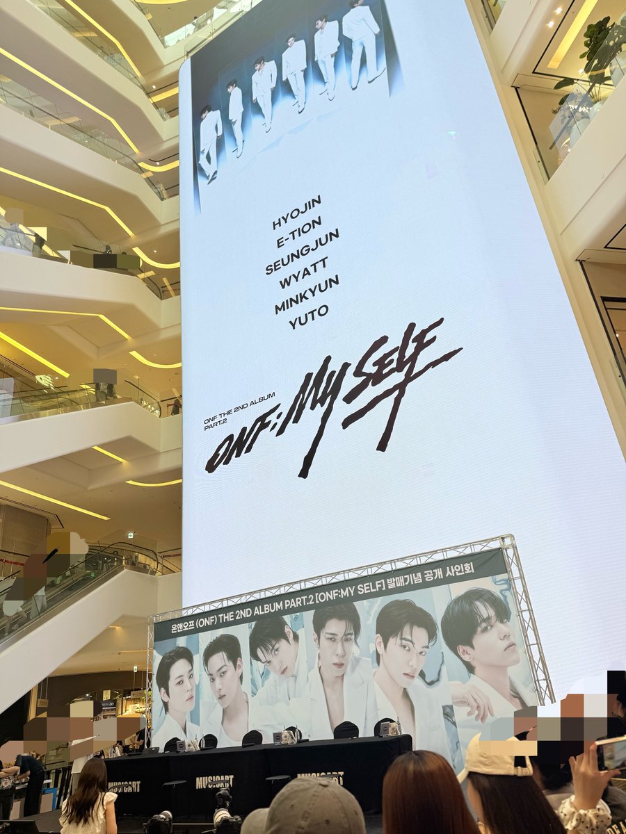 _byoltory's tweet photo. 수원도 처음 가고 쇼핑도하구~ 식사도하구~ 온앤오프도 보구~ 뀨와와 결혼식도 참여 되구〜💍💚🖤 엄청 좋은 하루였다!! 수원에 간 기념으로 유명한 통닭도 먹었다🍗 왕갈비맛 대야미👍 공팬 없으면 내 인생에서 수원도 안 가봤을거 같아서 이 추억을 다 온앤오프랑 퓨즈 덕분입니다😽🫶 다이쓰키💖 https://t.co/A283l3Pf2N
