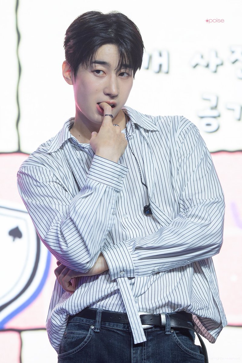 poise_hsw's tweet photo. 260620 MY W∞RLD 2부 ✴ 𝐇𝐐

(๑>◡<๑) ₊⊹ ‹𝟹

#한승우 #HANSEUNGWOO
#MY_WooRLD 💜 https://t.co/J6dJU4NlMi