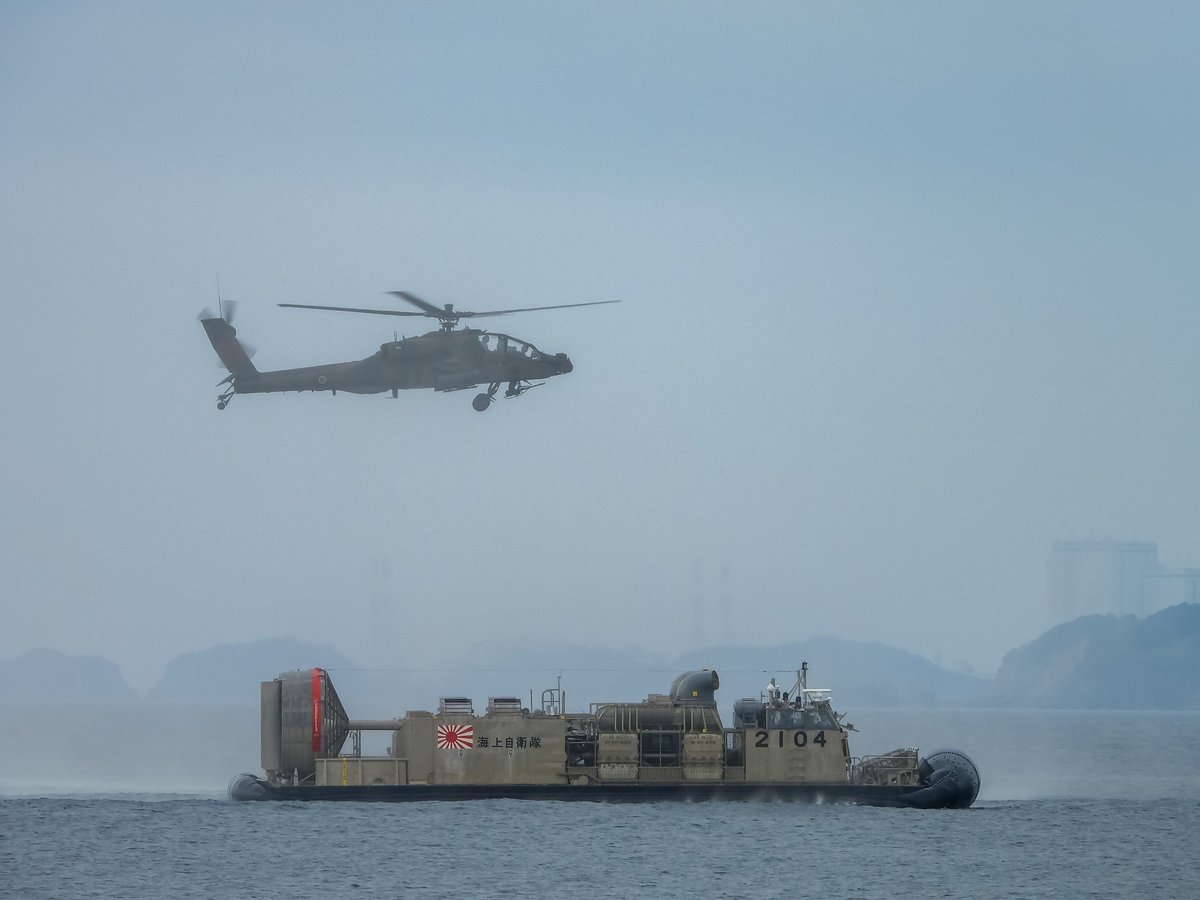 tane_rocket's tweet photo. LCACの上をゆっくり通過しているAH-64(アパッチ)
ほぼホバリングしている感じでした。
#LCAC
#アパッチ
#AH64 https://t.co/ThvNC1Wobb