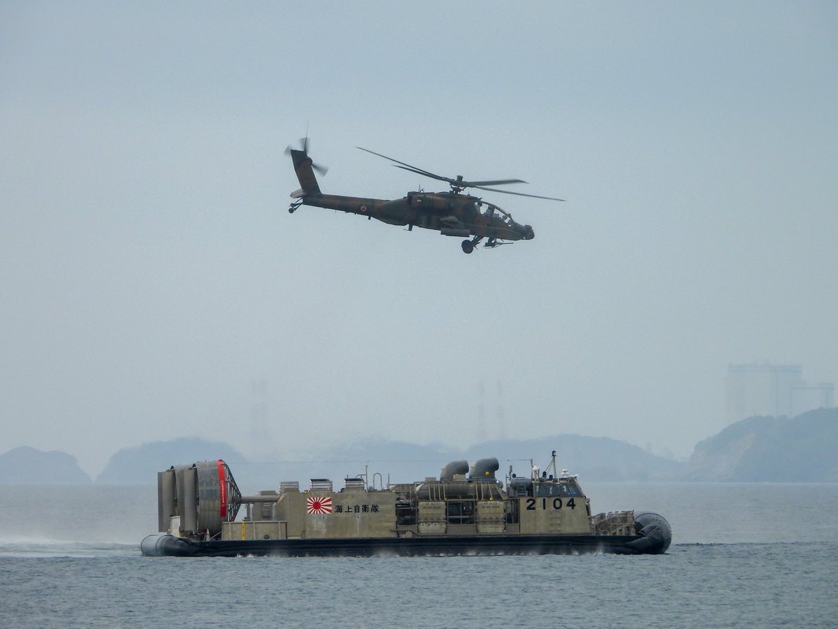 tane_rocket's tweet photo. LCACの上をゆっくり通過しているAH-64(アパッチ)
ほぼホバリングしている感じでした。
#LCAC
#アパッチ
#AH64 https://t.co/ThvNC1Wobb