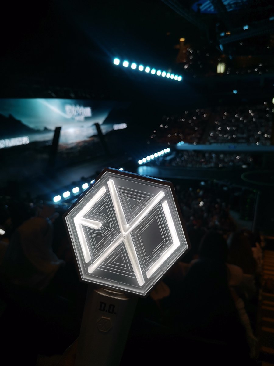 eri_czenie's tweet photo. I'm home, EXO 🤍

see u soon imnida 
love u always 🖤 
#EXhOrizonInManila https://t.co/BWcjUa7DLW