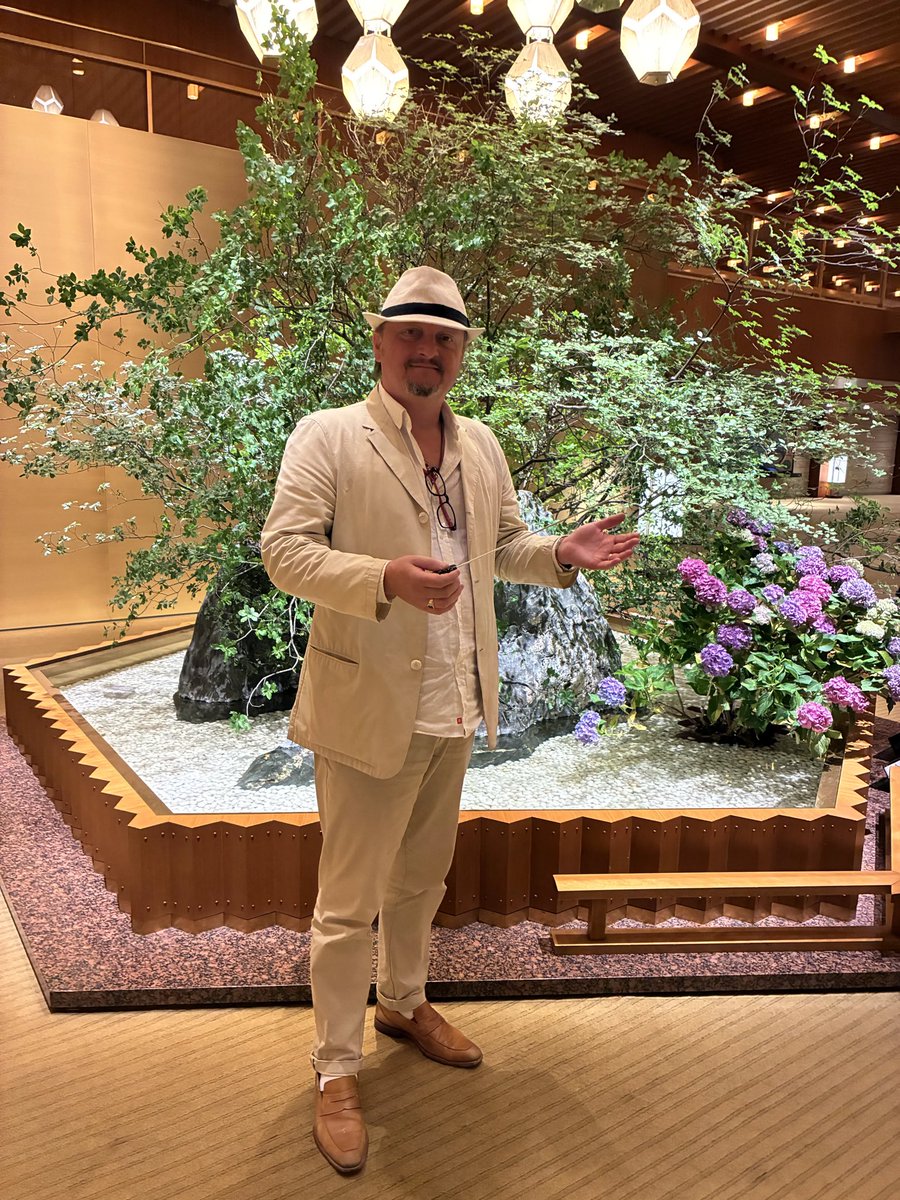 Japanphil's tweet photo. みなさまー！！フランソワ・ルルーさん、無事来日されました
お写真をお願いしたところ、わざわざ荷物から特注の指揮棒を取り出してポーズを取ってくださいました
おしゃれなマエストロの寄りの写真と全身ショットをどうぞ！
7月東京定期、リハーサルは明日からです！ https://t.co/iNieEpjKFS