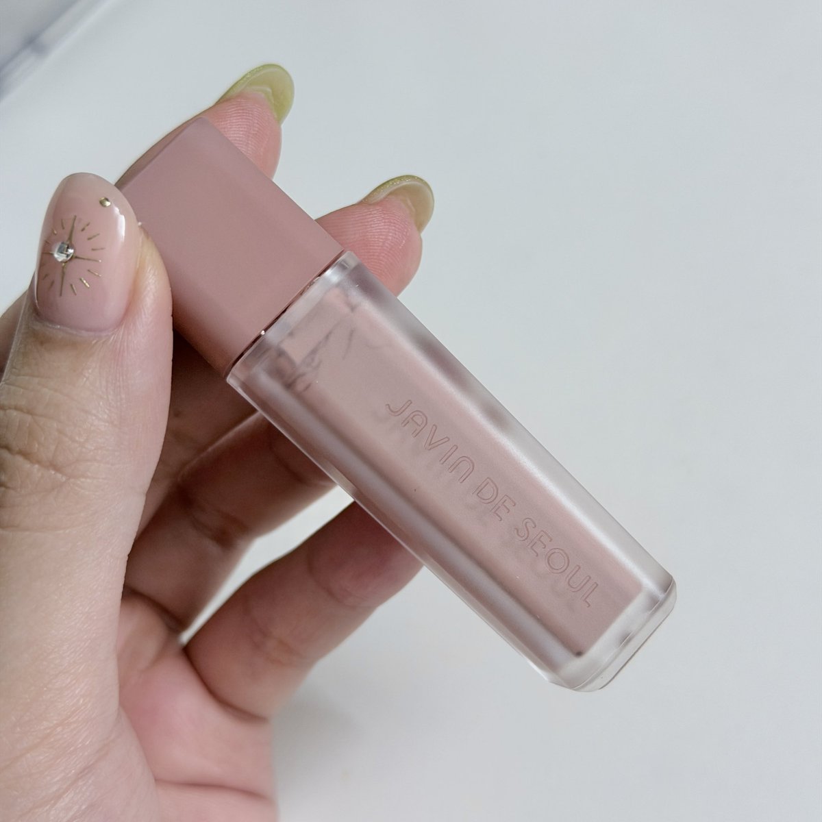 thekitkattz's tweet photo. ไม่เคยคิดว่า eye primer จำเป็น จนได้ซื้อมาใช้! แต่งตาแบบไหนสีก็ติด หนังตาไม่มัน ฟินิชแมตต์ซึมหายไปเลย คือชอบมากกก รักๆๆ ของ javin de seoul มีหลายสีให้เลือกด้วย อันรี้สี 07 มีความพลัมๆ ออกนู้ดชมพูม่วงนิดๆ https://t.co/RdgVZPX0xd
