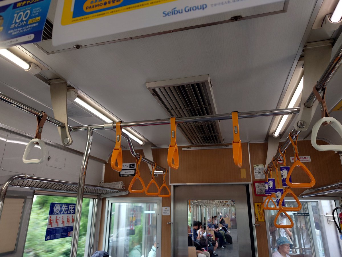 座席前の一番端が短いのは元の仕様に合わせてる ・中間車の下り方は
