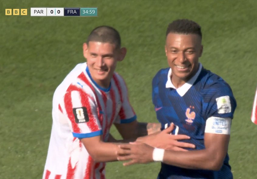 kbhj84's tweet photo. Est ce qu'on peut dire que @KMbappe a enfin pocket la coupe aux grandes oreilles? 🫣 https://t.co/o2foExYILt