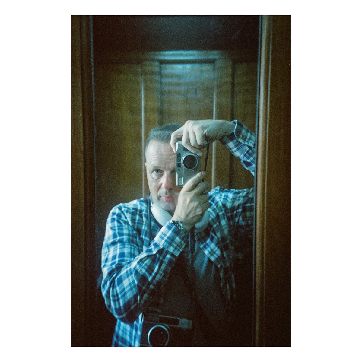 nickdemarco_'s tweet photo. Self with compacts in lift 

Camera No. 17 in my Compact 35mm Project, the Contax TVS II. One of my favourites. Roll 2: Candido 800, July 2024

From Part 3 of my compact review:
https://t.co/UGTe1z3zwQ

#filmphotography #candido #contax #compactcamera #brighton https://t.co/0JbHEcqE2u