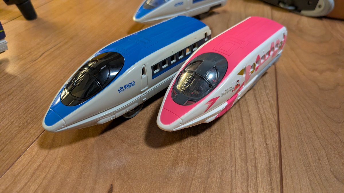 ハローキティをテコロジー化した 左の500系の旧製品感