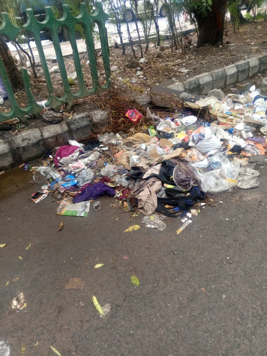kohli_anju's tweet photo. @MCD_Delhi @LtGovDelhi 
Location- service road (in front of Delhi Administration flats), New Mahavir Nagar. https://t.co/VCXxLaU92l