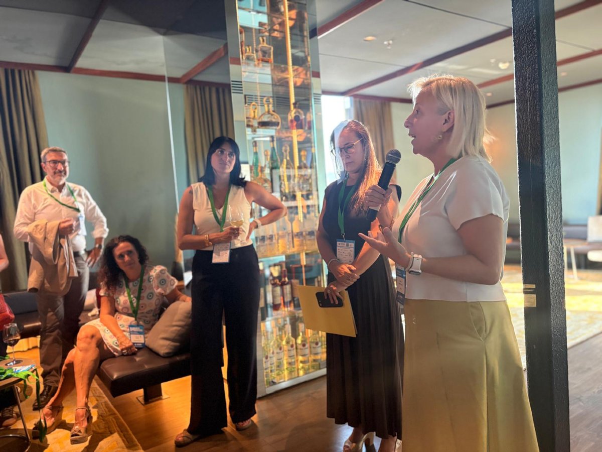 AEDRH's tweet photo. 🌇 La comunidad de Barcelona también celebró su Summer Afterwork AEDRH.

El NH Collection Barcelona Gran Hotel Calderón acogió una tarde pensada para conectar, conversar sin prisas y seguir fortaleciendo la comunidad de directivos de Personas. https://t.co/iw6206Ddlz