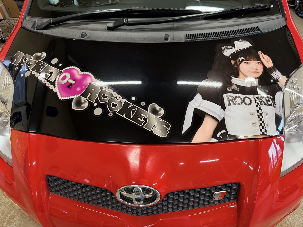 ncp_1016's tweet photo. ご報告🏁🚗³₃

今、ハマってるアイドル
ROOKEY🩷ROOKEYS
成実このあちゃん🤍を貼っていただきましたm(_ _)m

印刷 施行：CloverHeart様(@HimesyaraCH)

仕様変更、細かい調整いろいろと対応していただきありがとうございます！
ヤリスも納車したときにはまたよろしくお願いいたしますm(_ _)m https://t.co/5QVwScY0Go