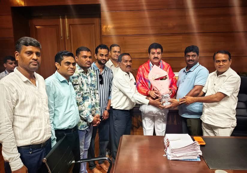 SanjayDRathods's tweet photo. आज शिवनेरी शासकीय निवासस्थानी वसंत विचारधारा मंचाच्या शिष्टमंडळाने सदिच्छा भेट घेतली.

यावेळी माजी मुख्यमंत्री स्व. सुधाकरराव नाईक यांच्या जयंतीदिनी, म्हणजेच २१ ऑगस्ट रोजी जलसंधारण दिन साजरा करण्याचा निर्णय घेतल्याबद्दल त्यांनी आभार व्यक्त केले. [1/2] https://t.co/kaLnhbZyih