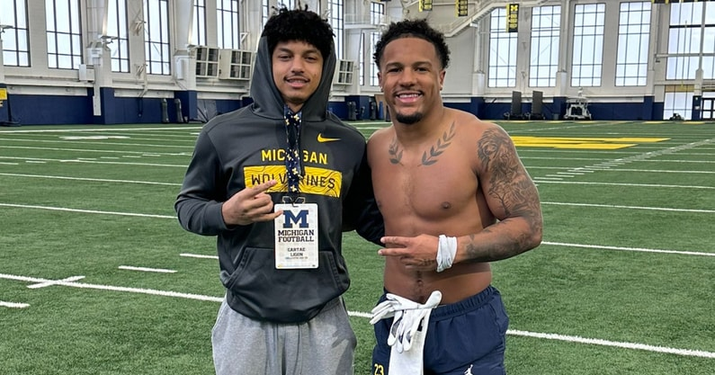 ethanmmcdowell's tweet photo. Rivals300 ATH Cartae Ligon still considers Michigan his leader after a summer camp visit. 

"it just feels like home every time I go up there”

More here: https://t.co/0fogG9u08C https://t.co/dmbQm6fkkt